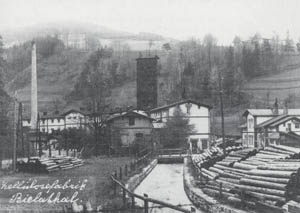 Foto 5: náhon se skládkou dřeva u staré celulózky